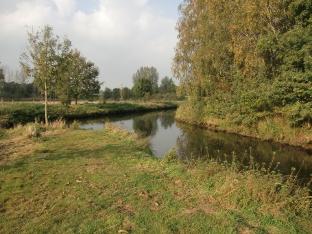 Geldern-Pont : Mündungsgebiet, die Kleine Niers ( rechte Bildhälfte ) 8 km lang, zweigt zwischen Wachtendonk und Holtheyde von der ( großen ) Niers ab, um in Geldern wieder in die Niers ( Hauptfluss ) zu münden.